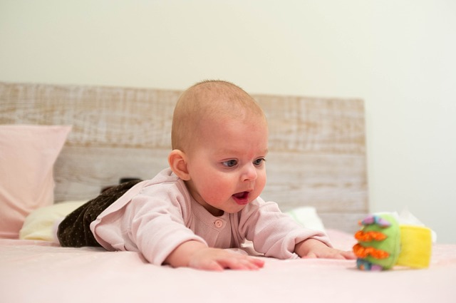 Baby rækker ud efter legetøjet