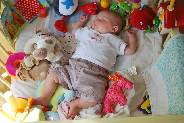 Baby sover med legetøj