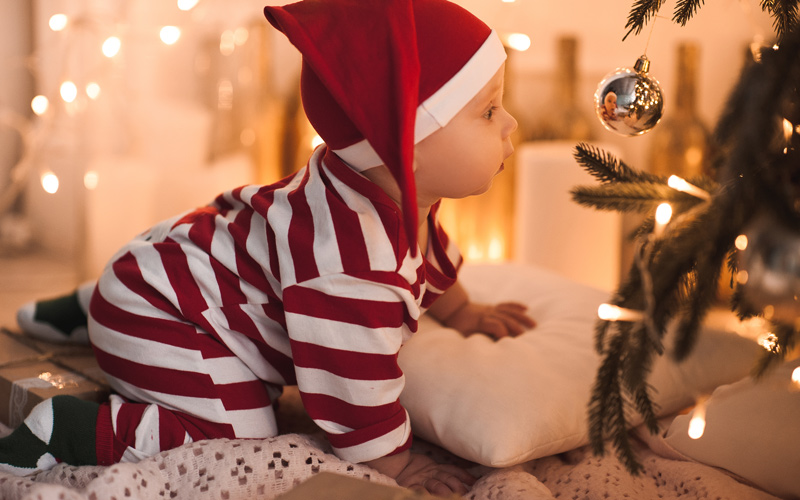 Baby ved juletræet