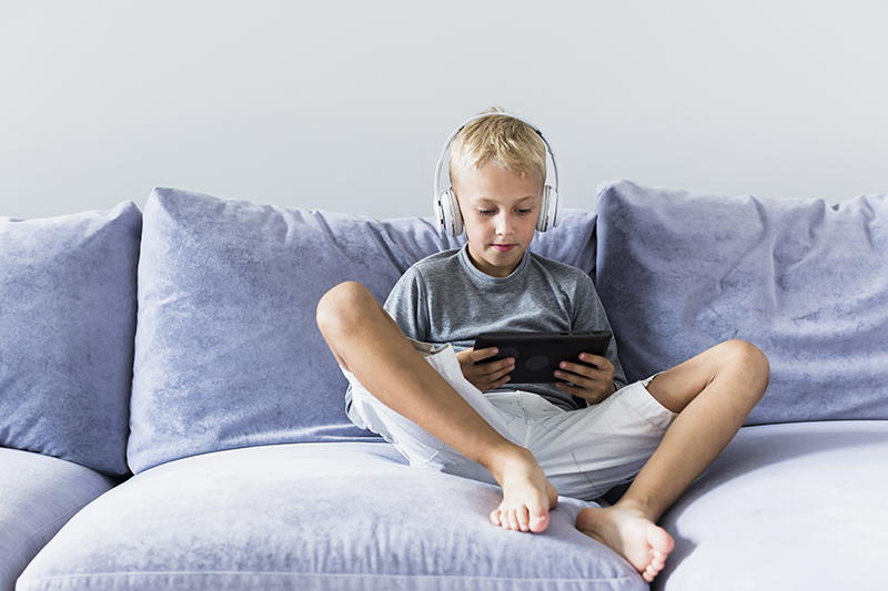 Dreng med tablet
